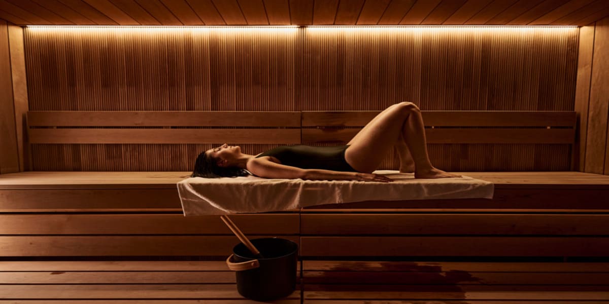 Chart showing 12 health benefits of sauna use for body and mind