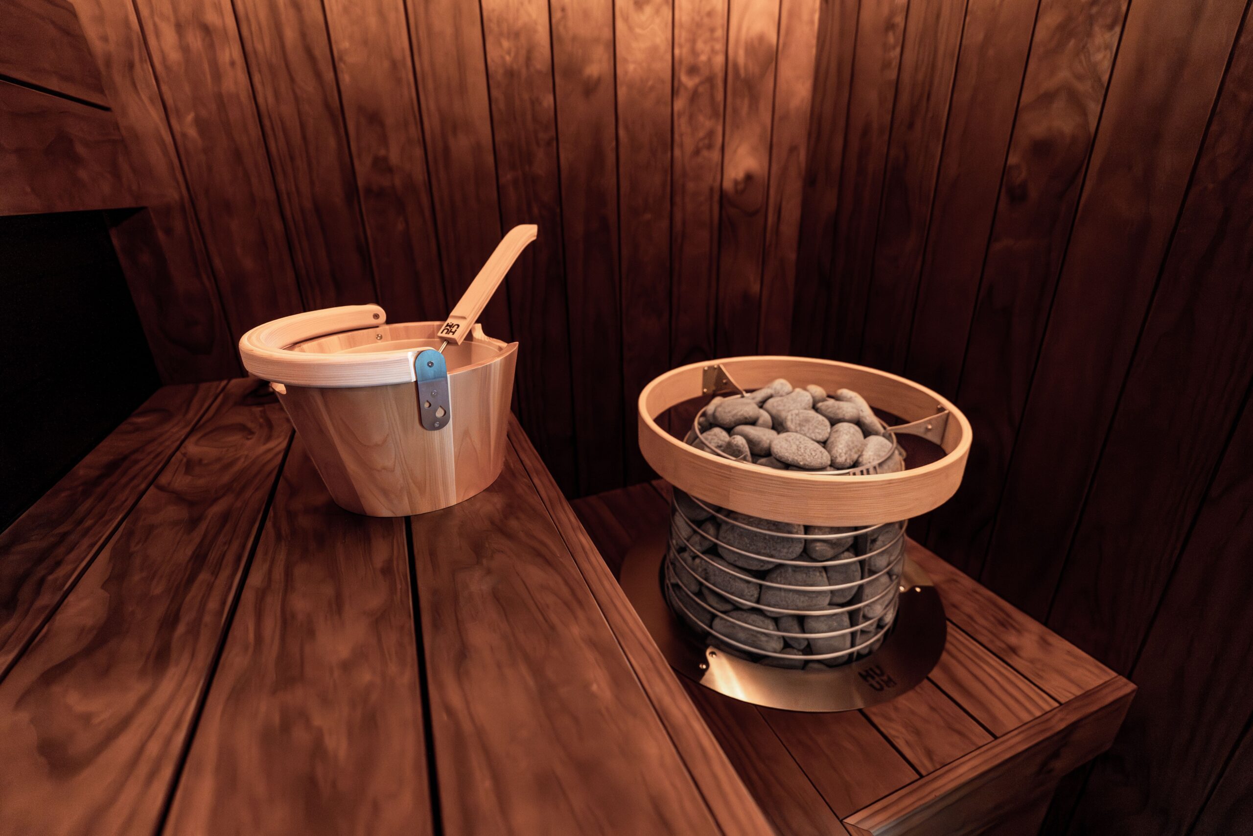 Complete sauna accessories including stones, lamps and ventilation systems