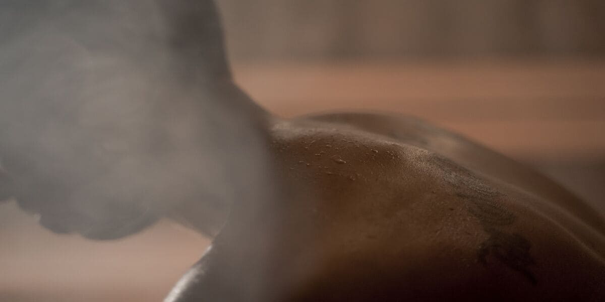 Illustration of sauna effects on the body including circulation and sweating